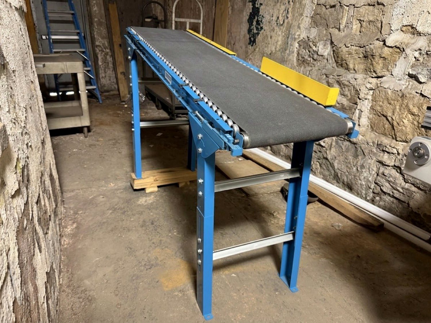 Ultimation 18 in. x 5 ft. Roller Bed Belt Conveyor
